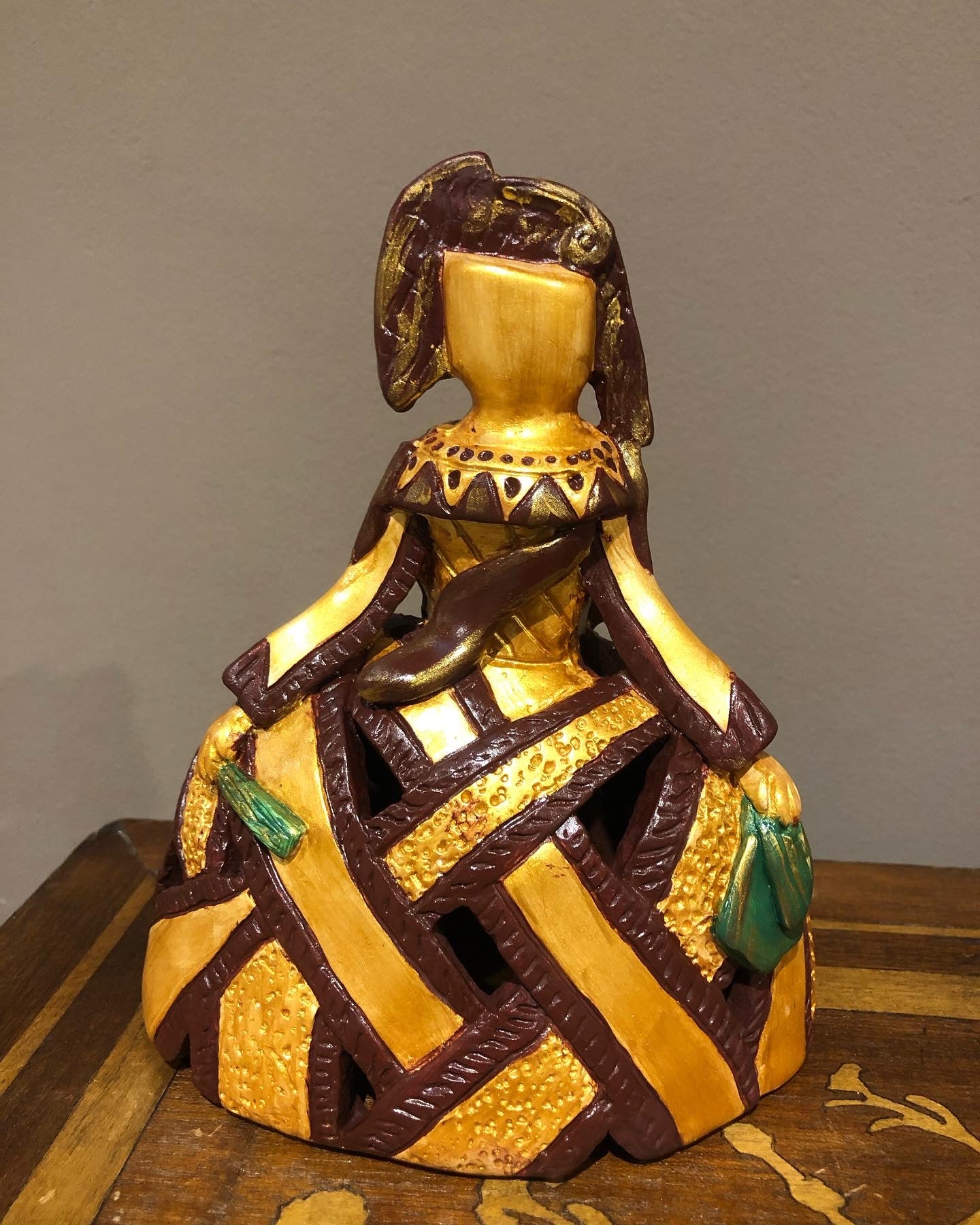 Figura menina marrón