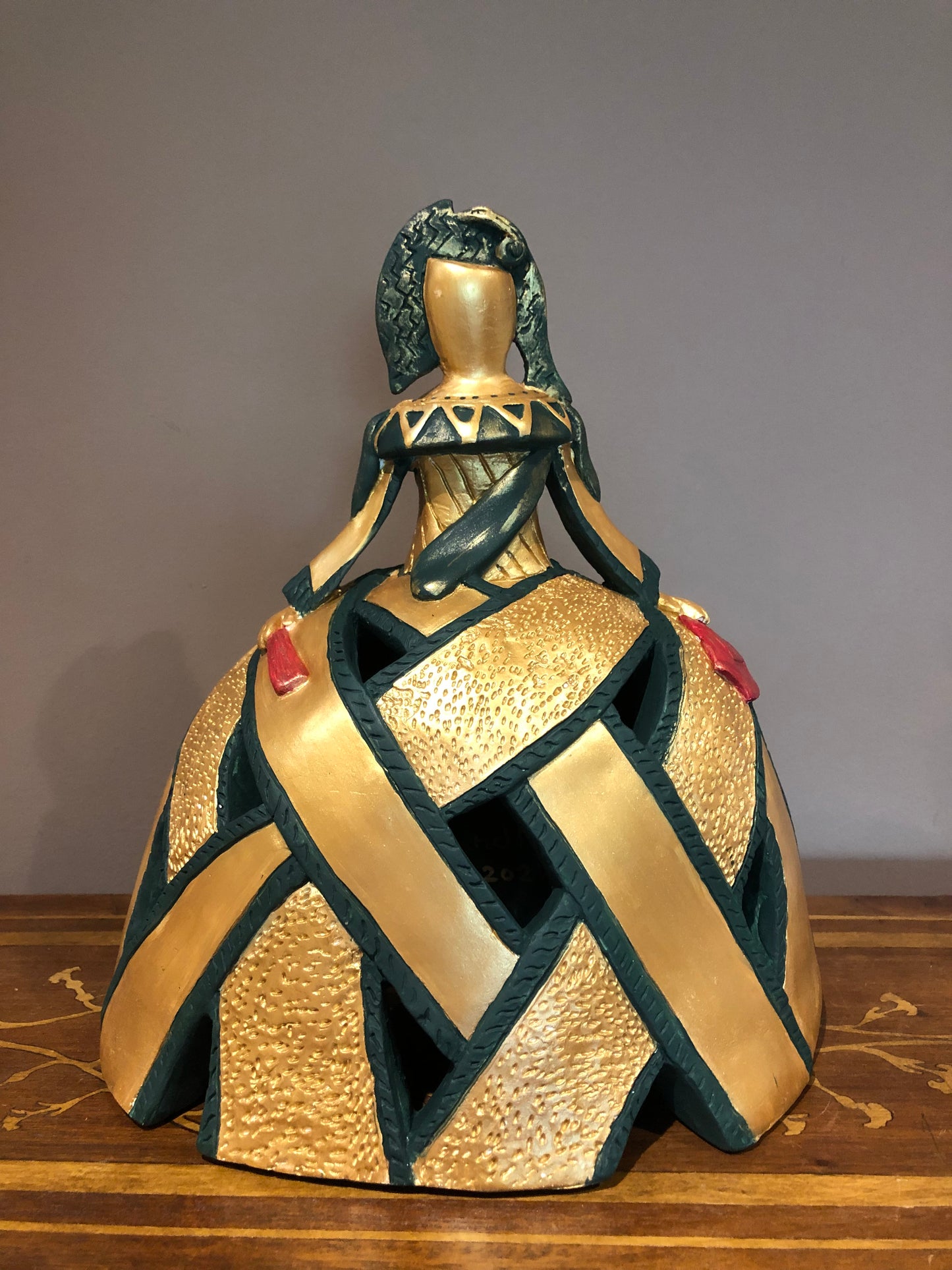 Figura menina verde