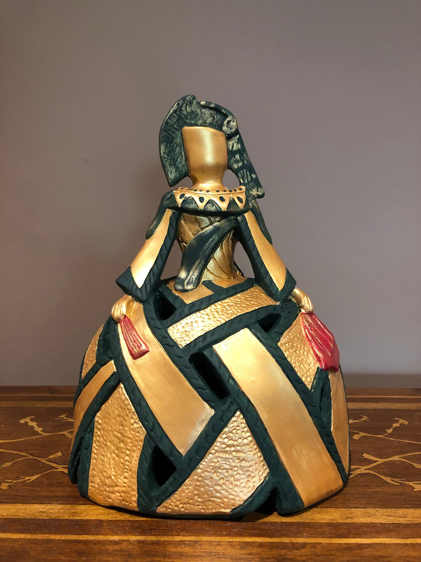 Figura menina verde