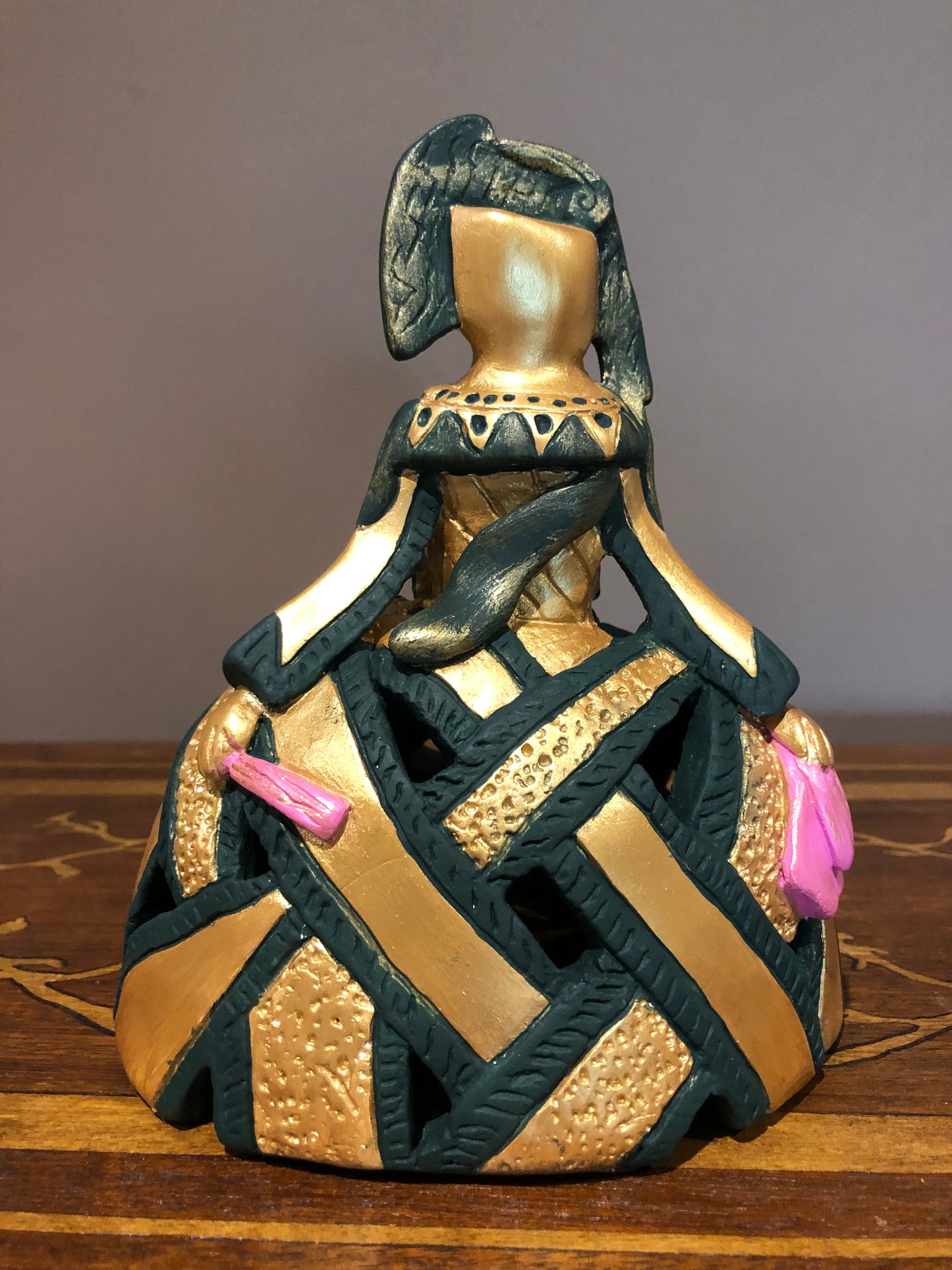 Figura menina verde