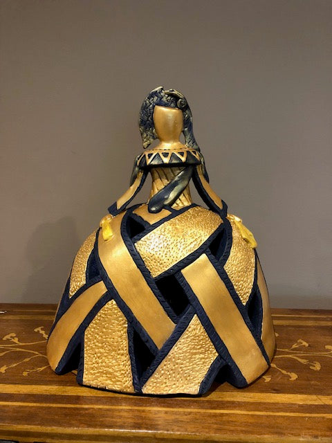 Figura menina azul noche