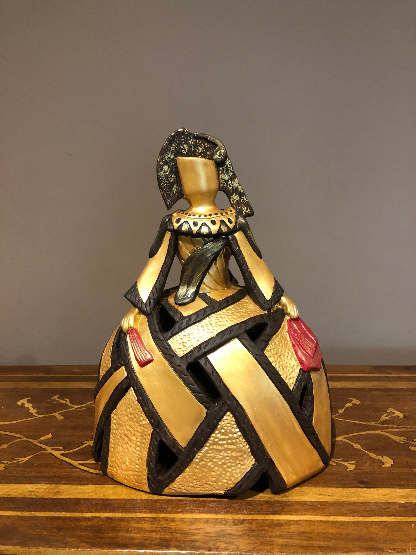 Figura menina marrón