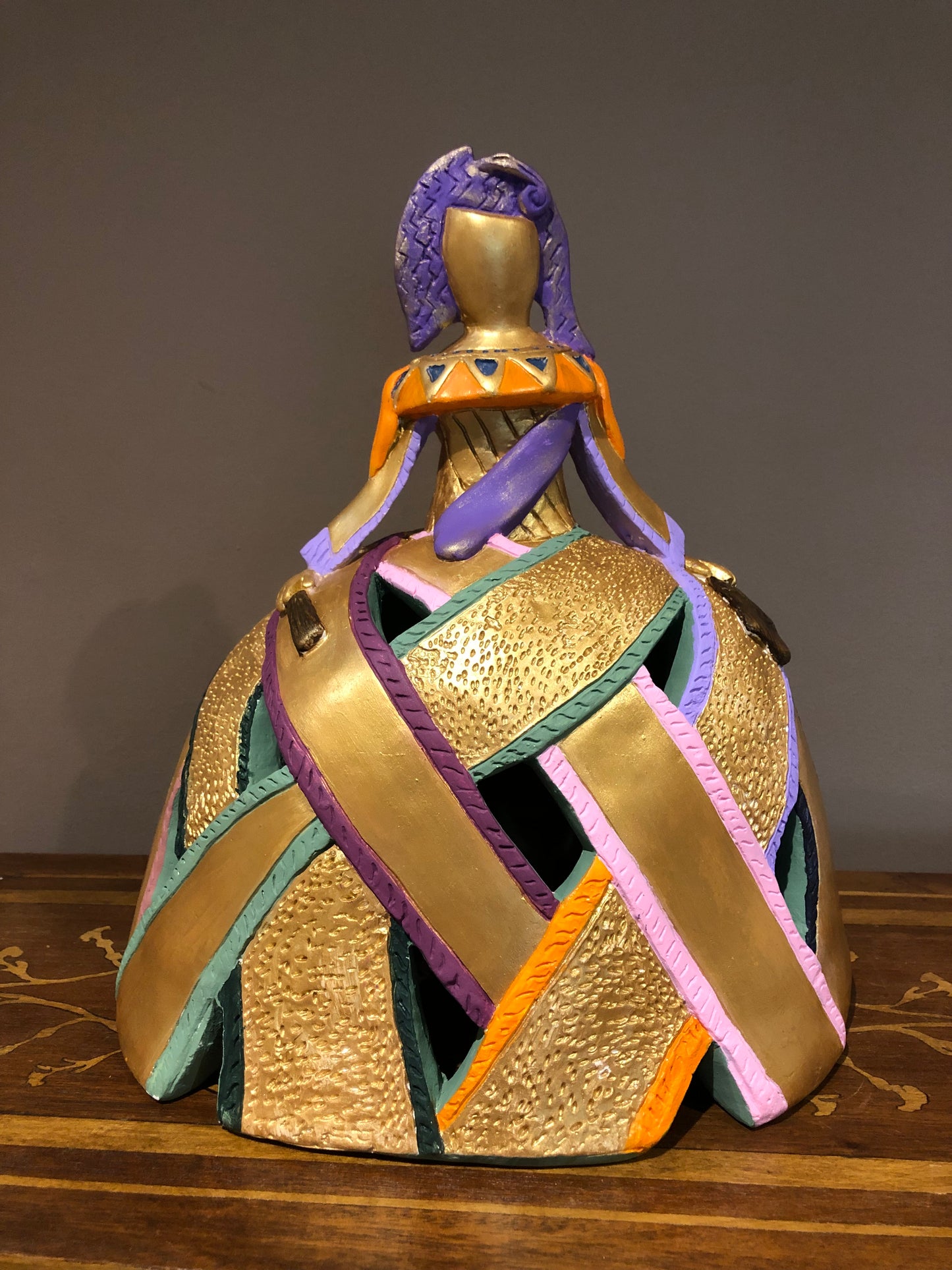 Figura menina de colorines