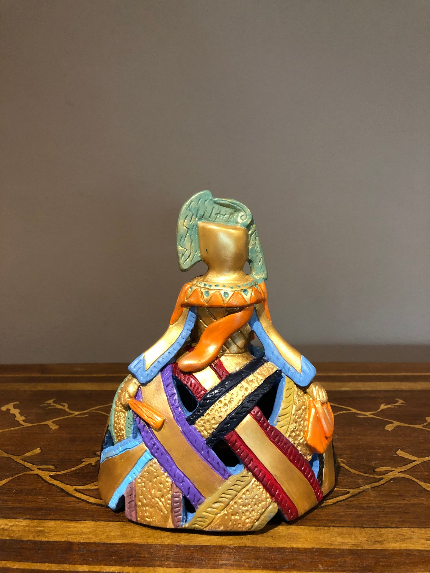 Figura menina de colorines