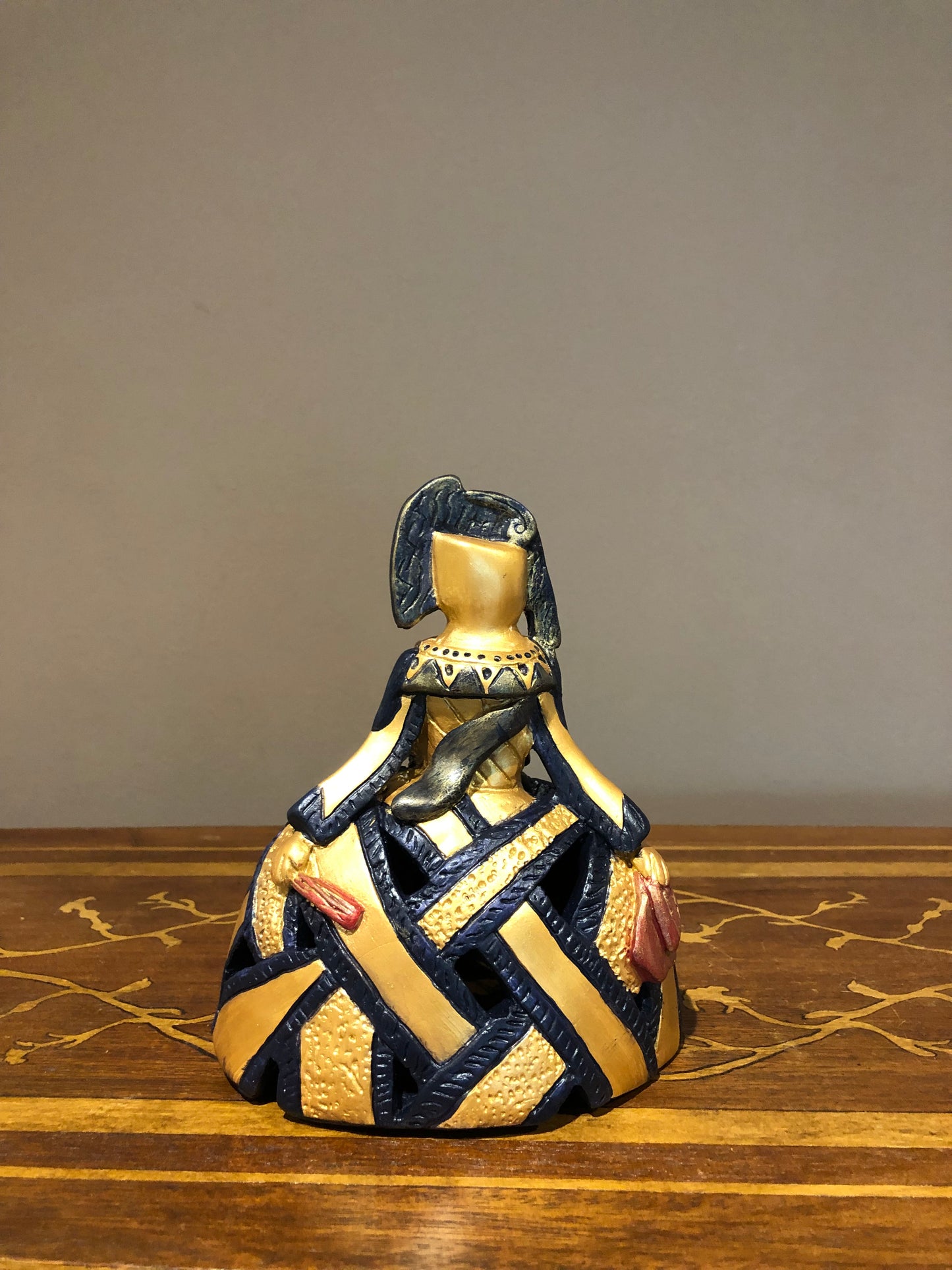 Figura menina azul noche