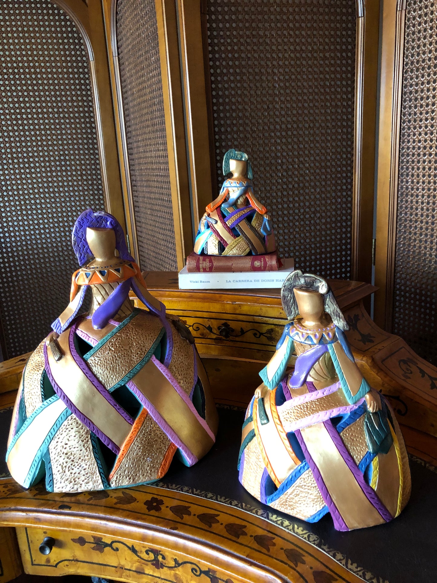 Figura menina de colorines