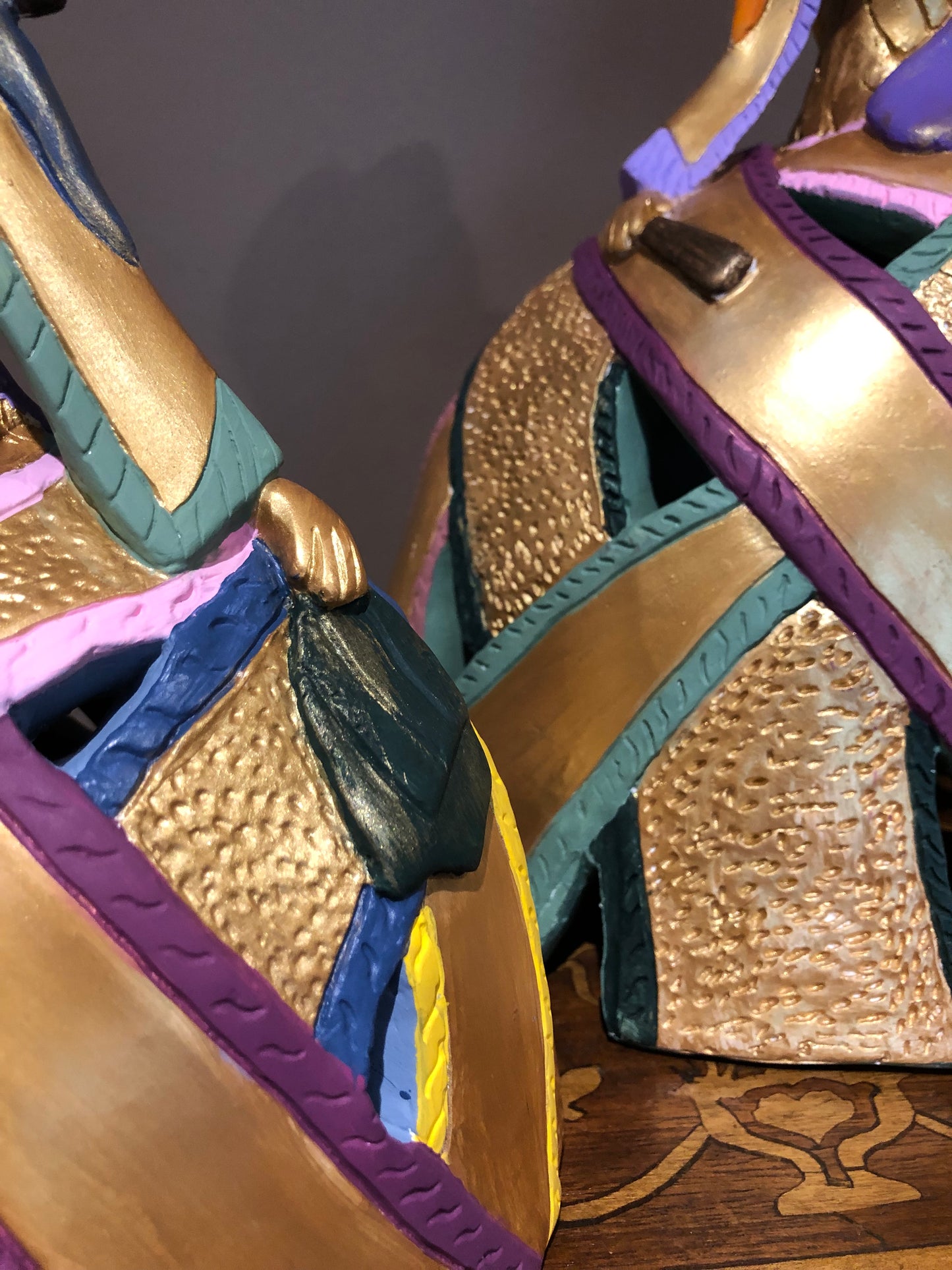 Figura menina de colorines