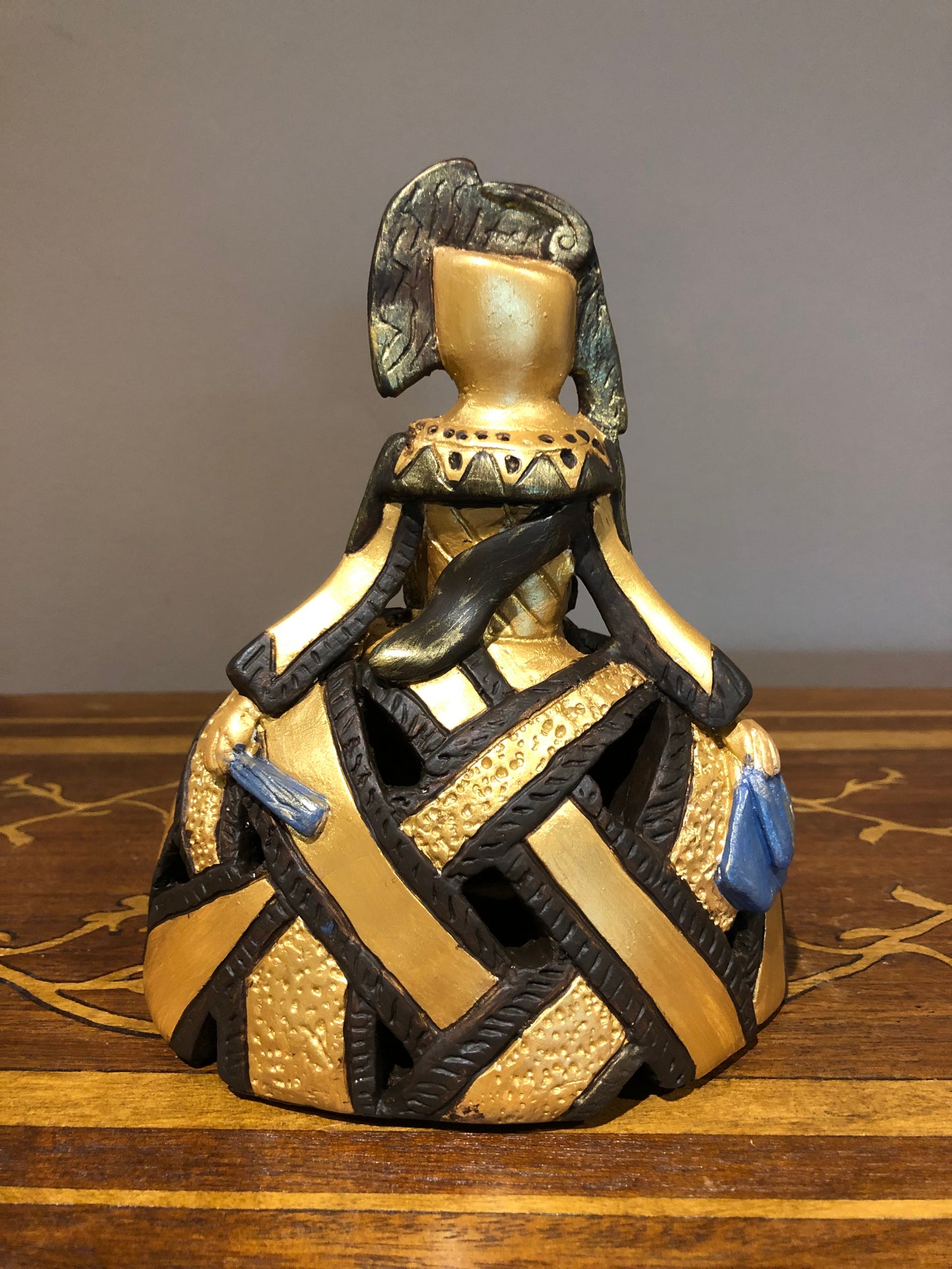 Figura menina marrón