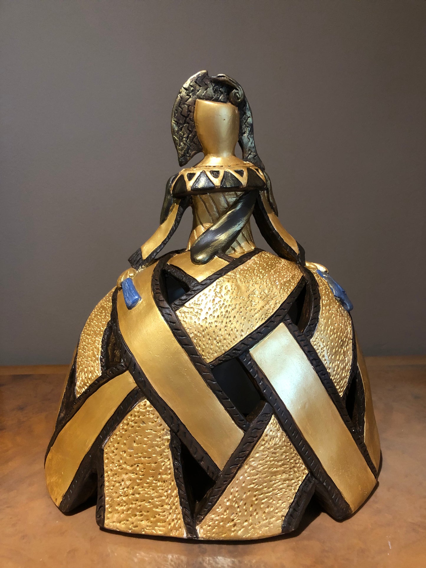 Figura menina marrón