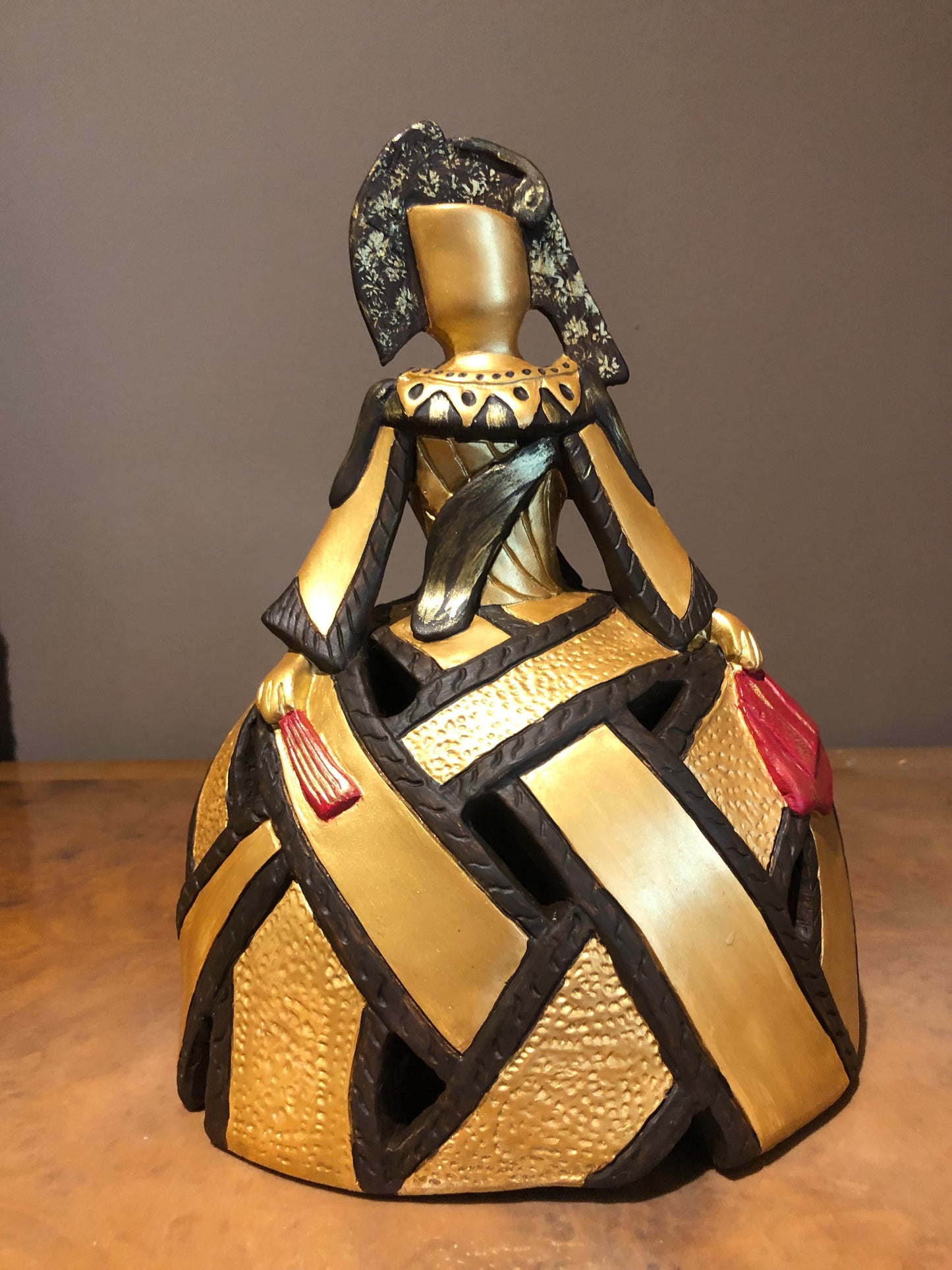 Figura menina marrón