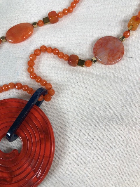 Collar de piedras con medallón espiral
